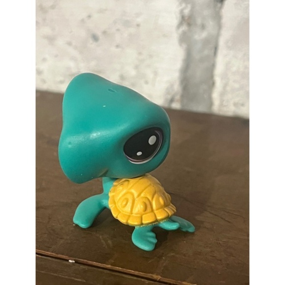 Littlest Pet Shop LPS Green Sea Turtle #60 Captain Gilturtle Purple Eyes